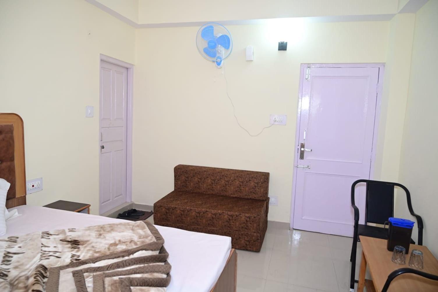 Krishna B&B Near Mall Road ชิมลา ภายนอก รูปภาพ